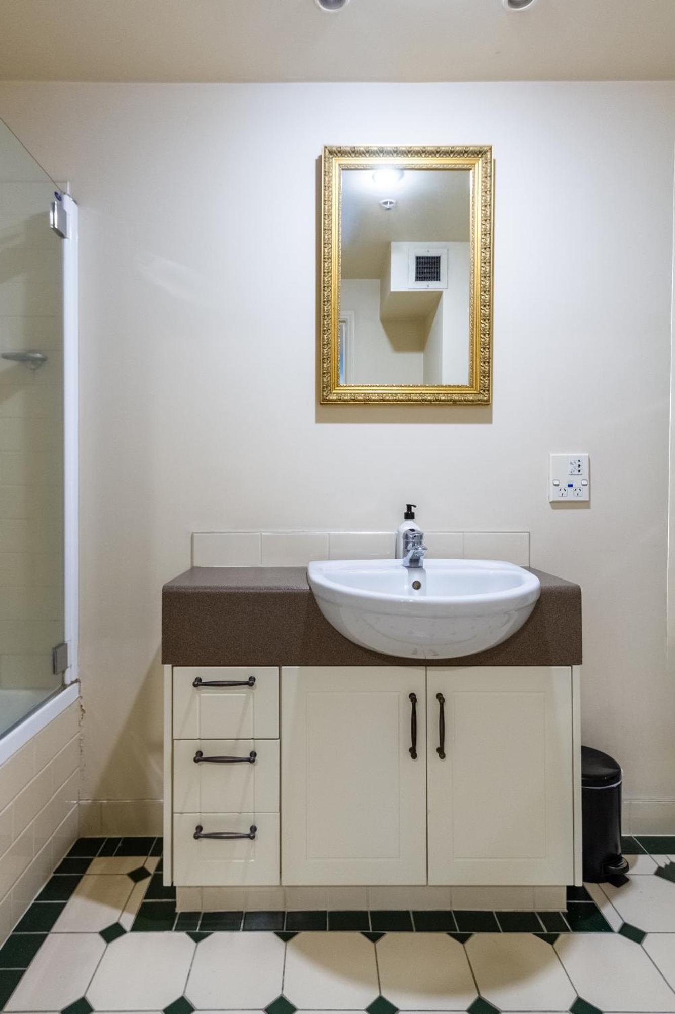 Beauty In The Cbd - 1Bed Free Parking Pool Appartement Christchurch Buitenkant foto