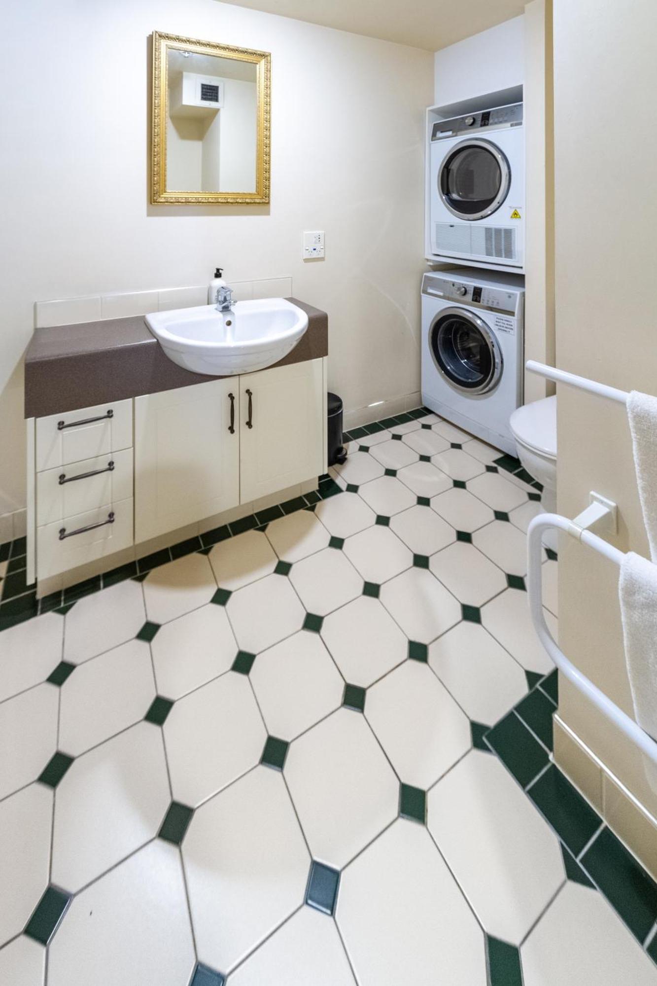 Beauty In The Cbd - 1Bed Free Parking Pool Appartement Christchurch Buitenkant foto