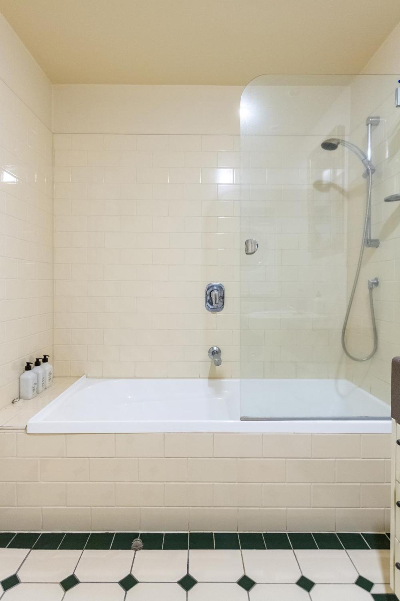 Beauty In The Cbd - 1Bed Free Parking Pool Appartement Christchurch Buitenkant foto